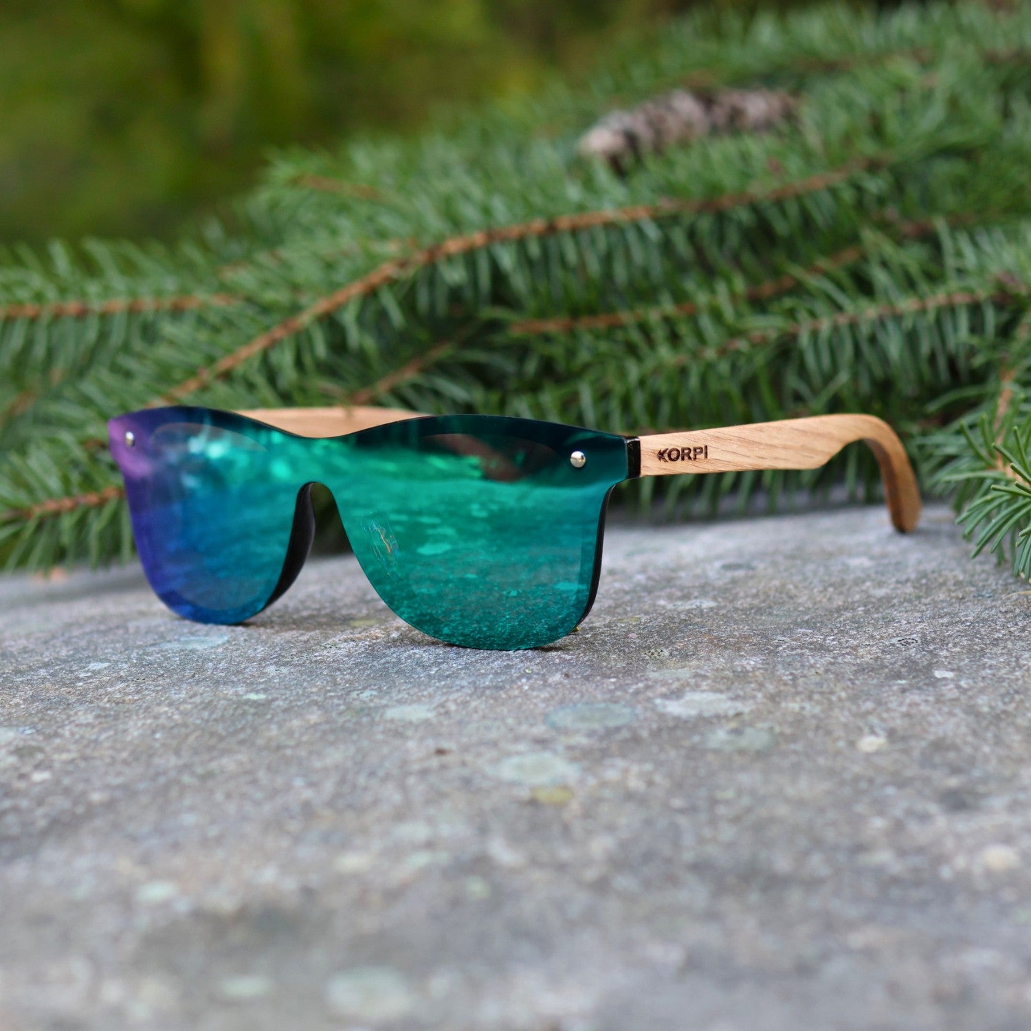 Polarisoidut Korpi-aurinkolasit tammisangoilla – laadukkaat aurinkolasit suomalaisesta verkkokaupasta.