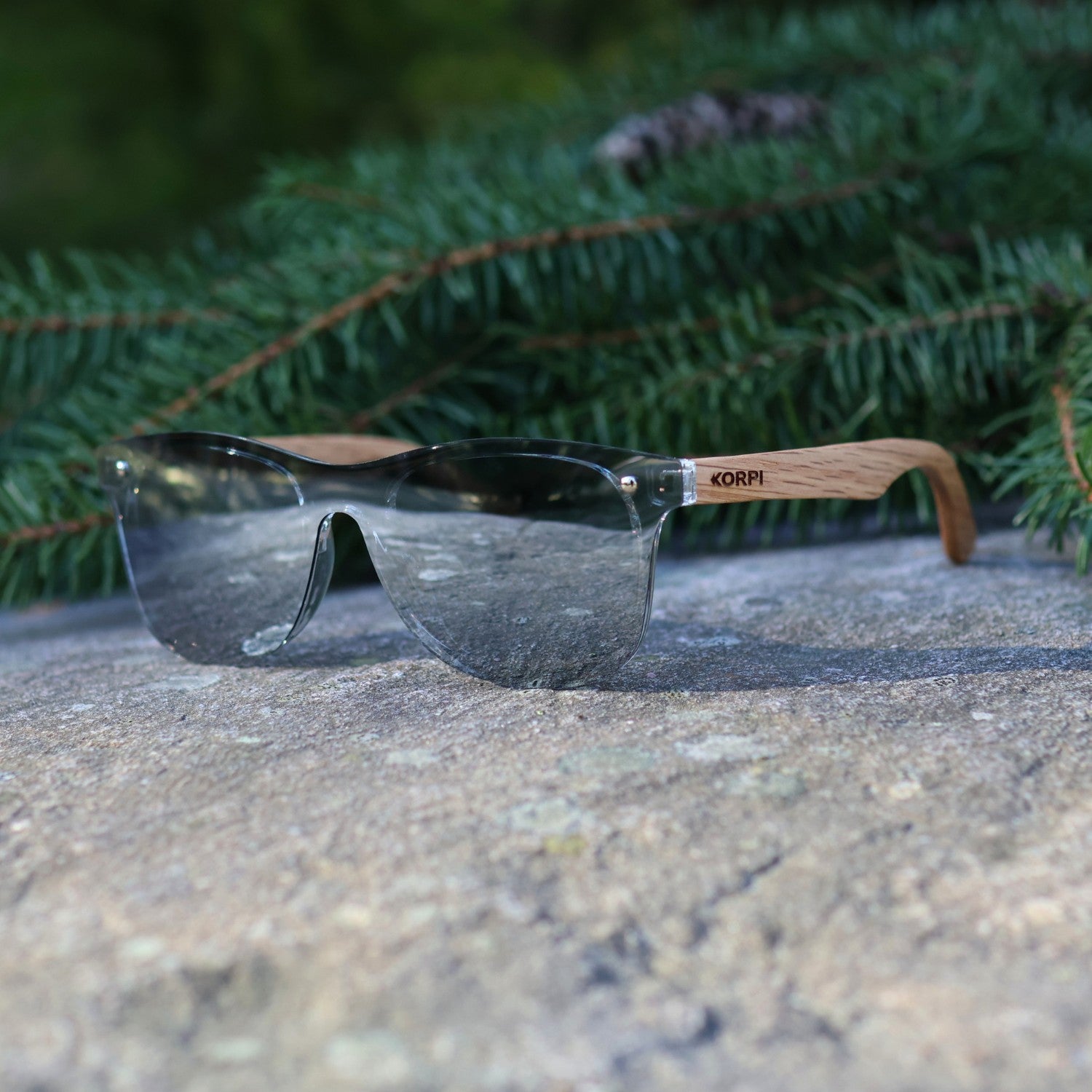 Edestä kuvattu unisex Korpi-aurinkolasimalli, jossa kestävä tammipuinen kehys.