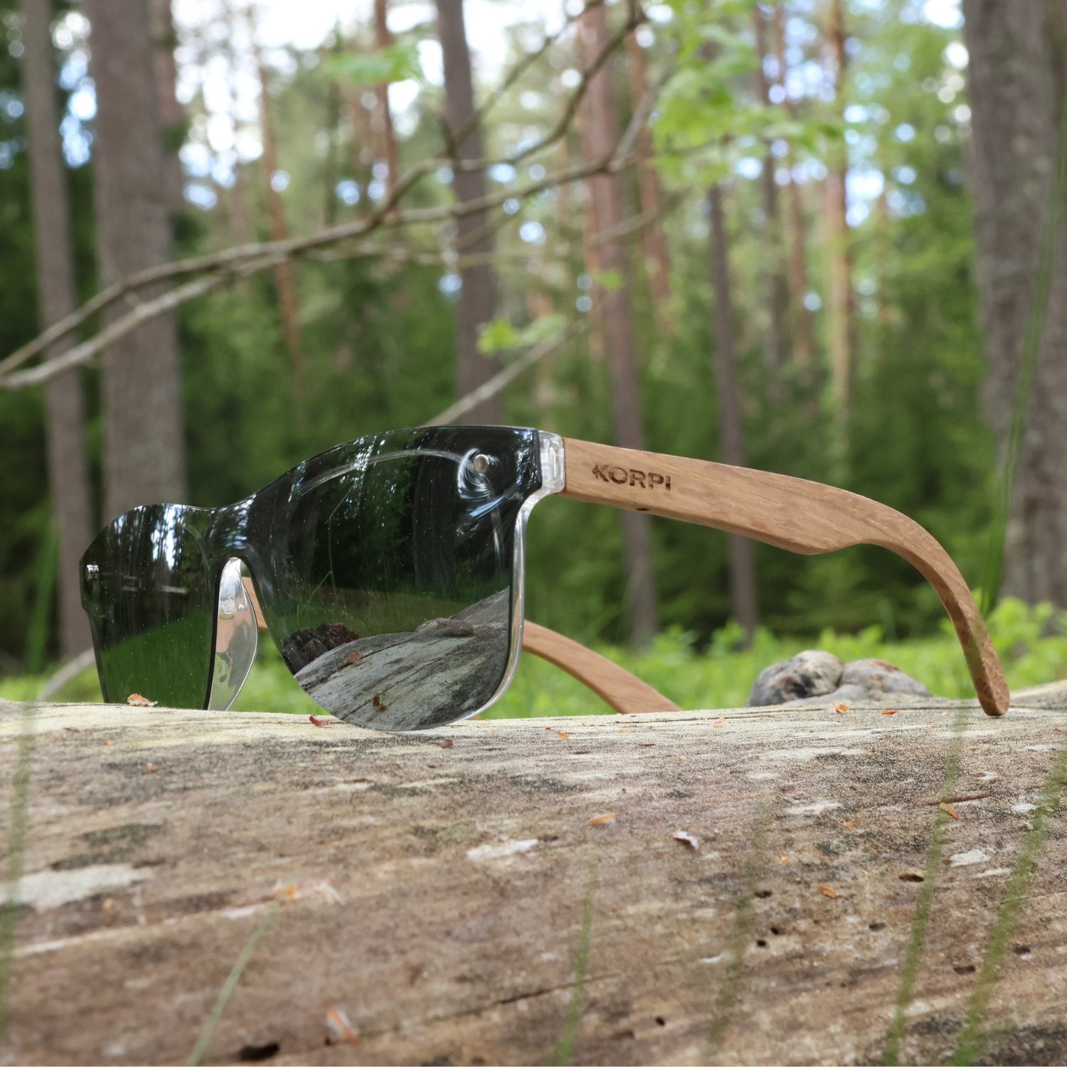 Korpi puusankaiset aurinkolasit tummilla linsseillä metsässä auringossa
