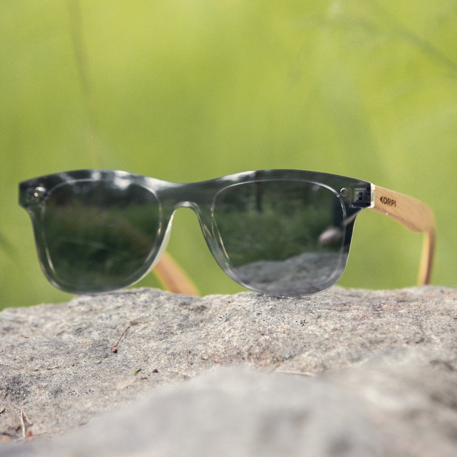 Korpi puusankaiset aurinkolasit peilaavilla polarisoiduilla linsseillä